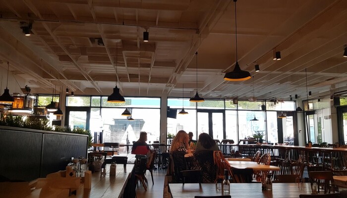 سقف کاذب در بازسازی رستوران 