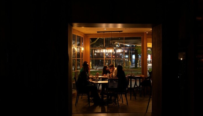 تاثیر نورپردازی در بازسازی رستوران و کافه در تهران 