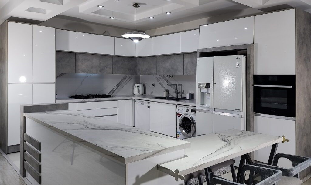 عوامل اصلی مؤثر بر هزینه ساخت کابینت در 1404